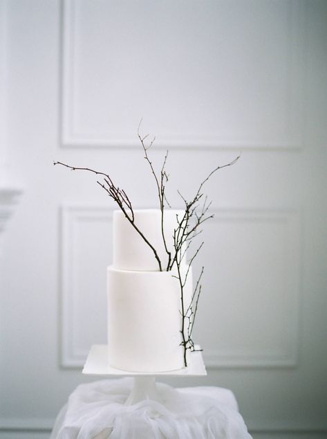 Clean & crisp winter white wedding ideas via Magnolia Rouge Winter Wedding Minimalist, Square Wedding Cakes Simple, Winter Wedding White, Winter White Wedding, Wedding Cake Greenery, White Wedding Ideas, Monochrome Weddings, White Winter Wedding, Square Wedding Cakes