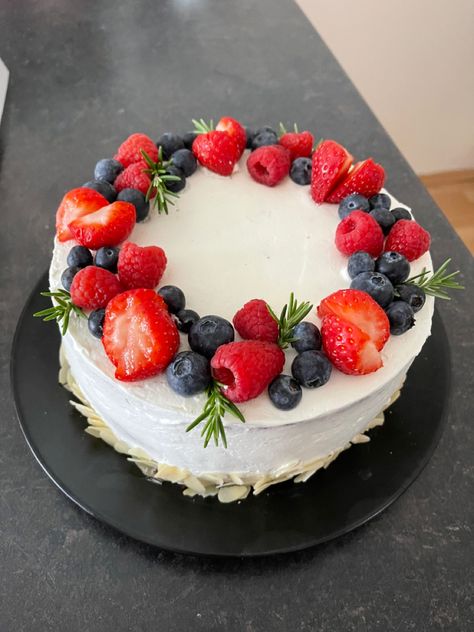 Whip Cream Cake Decoration, Fruit Decorated Cake, Whip Cream Cake Design, Cheesecake Garnish, Whipped Cream Cake Design Ideas, Whipped Cream Cake Design, Chantilly Cake Recipe, Whipped Cream Cake, Chantilly Cake