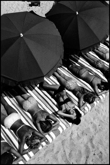 FRANCE. Provence-Alpes-Cote d'Azur region. Var department. Town of St. Tropez. 1959. © Elliott Erwitt. Magnum Photos. St Tropez France, Elliott Erwitt, Steve Mccurry, Henri Cartier Bresson, Today Pictures, Black And White Photograph, Under My Umbrella, Documentary Photographers, Ansel Adams