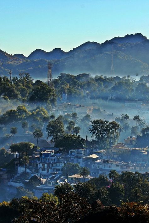 The only hill station in Rajasthan, Mount Abu is an oasis amidst the Aravalis. The town is most famous for its many interesting temples and for the amazing views it has to offer. The monsoon can be magical in India. Though most travellers don’t see this as a good time to travel, there is a certain charm to this season. Here are 10 amazing places to visit in India during monsoon that might just change your opinion about the rainy season, which is usually between June and September. Mount Abu Snapchat Story, Mount Abu, India Travel Places, Valley Of Flowers, Western Ghats, Gorgeous Scenery, Hill Station, Scenic Beauty, India Travel