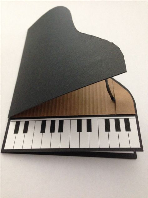 Piano Paper Craft, Paper Piano Craft, Piano Diy Crafts, Piano Crafts For Kids, Paper Piano, Piano Crafts, Piano Gifts, Guitar Wall Art, Music Themed Parties