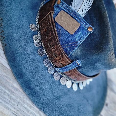 Blue cowboy hat, leather belt hat band with wrangler jean pocket and feather. Woodburned Cowboy Hat, Cowboy Hat Embellishments, Hat Embellishments Ideas, Denim Cowboy Hat, Hat Bands Diy Ideas Western, Custom Hat Bands, Hat Bar Ideas, Diy Cowboy Hats, Hat Bands Diy Ideas