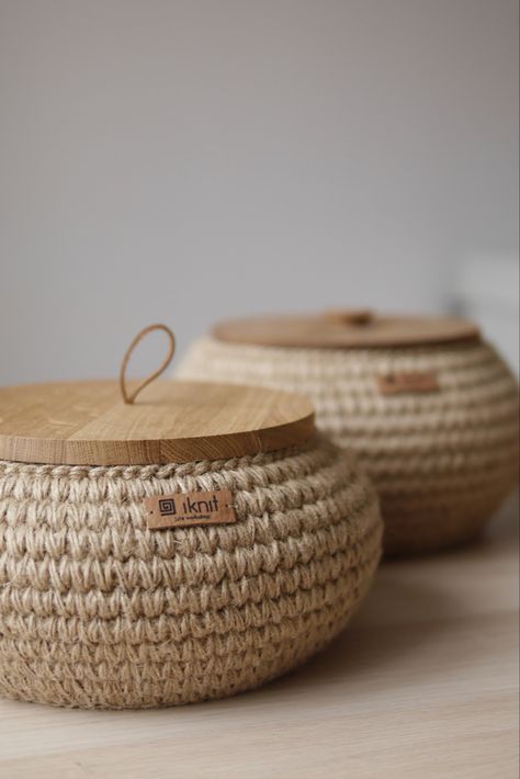 Crochet And Wood Ideas, Fall House Exterior, Crochet Jute Basket, Crochet Basket Diy, Crochet Storage Basket Pattern, Knitted Baskets, Crochet Jute, Crochet Autumn, Fall House