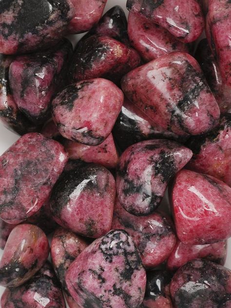 Pretty Rocks Stones, Crystal Rhodonite, Healing Crystals For You, Crystal Vibes, Crystal Aesthetic, Pretty Rocks, Cool Rocks, Minerals And Gemstones, Rocks And Gems