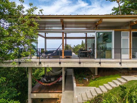 Gallery of Toque-Toque House / Nitsche Arquitetos - 5 Hill Architecture, Houses On Slopes, Slope House Design, House On Slope, Sloping Lot House Plan, Elevated House, Slope House, Rivers Edge, Hillside House