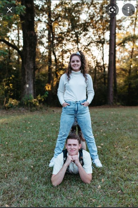 Hilarious Couple Photos, Cringe Maternity Shoot, Awkward Couples Pictures, Funny Couple Photo Ideas, 80s Awkward Photos, Silly Friend Photoshoot, Akward Couple Poses, 80s Cringe Photoshoot, Awkward 90s Photos