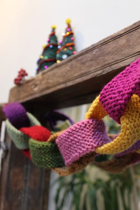 Christmas Decorations To Knit And Crochet | the twisted yarn Knitted Christmas Decorations, Knitted Items, Paper Chains, Crochet Christmas Trees, Knitting Blogs, Christmas Knitting Patterns, Handmade Christmas Decorations, Christmas Knitting, Xmas Crafts