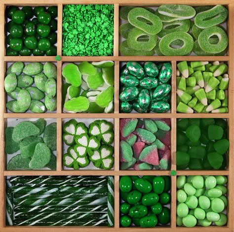 Shrek Party, Buffet Dessert, Hulk Birthday, Peter Pan Party, Green Bar, Candy Ideas, Candy Sticks, Color Party, Green Candy