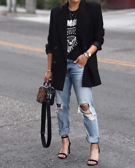 Blazer Graphic Tshirt Jeans Women, Blazer Concert Outfit, What To Wear To A Rock Concert Over 40, Rock Chick Outfits, Women Over 40 Fashion, Band Tee Outfits, Rock Chick Style, Ramones T Shirt, Street Style Outfits Casual