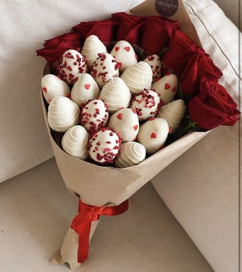 Strawberry Covered Chocolate Bouquet, Strawberry Arrangement Ideas, Strawberry Bouquet Diy, Chocolate Strawberries Bouquet, Strawberry Bouquet, Chocolate Covered Strawberry Recipe, Food Bouquet, Chocolate Covered Strawberries Bouquet, Valentines Baking