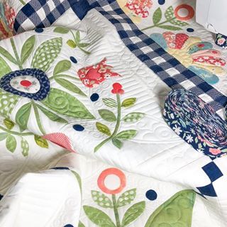 Christa (@cottonberryquilts) • Instagram photos and videos Tulip Applique Quilt, Hand Applique Patterns, Applique Quilt Patterns Free, Tulip Quilts, Quirky Quilts, Appliqué Patterns, Kid Quilts, Flower Quilt Patterns, History Of Quilting