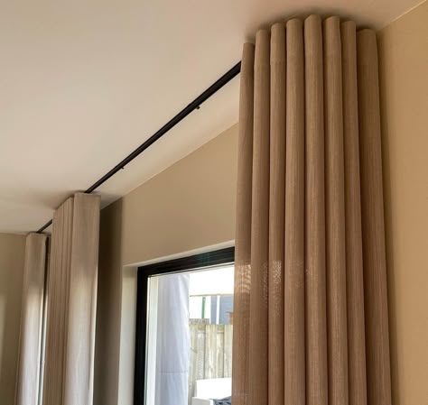 Hidden Ac, Large Window Curtains, Curtain Designs For Bedroom, Curtains Living Room Modern, Modern Window Treatments, Drapes And Blinds, Window Treatments Bedroom, Plain Curtains, Dining Room Style