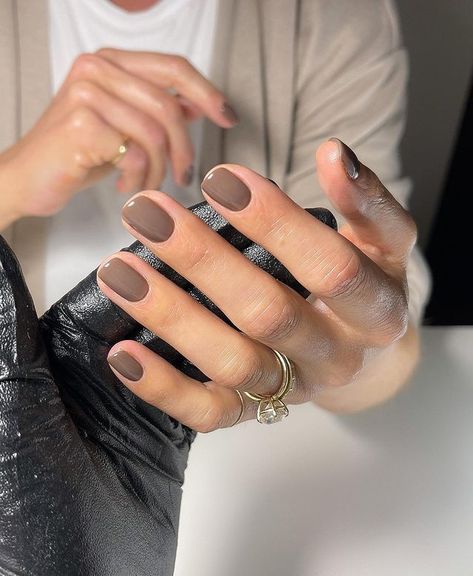 Nails And Rings, Taupe Nails, September Nails, Smink Inspiration, Minimal Nails, Casual Nails, Makijaż Smokey Eye, Nagel Inspo, Neutral Nails