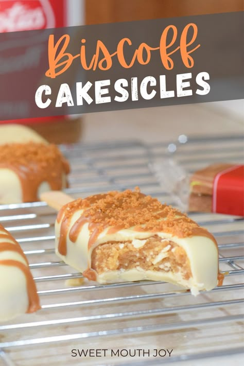 Easy Lotus Biscoff cakesicles (cake pop popsicles) on a stick Cake Pop Summer, Cookies And Cream Cakesicles, S’mores Cakesicles, Smores Cakesicles, Cakesicle Filling Ideas, Cookie Butter Cake Pops, Biscoff Cakesicles, Cakesicle Flavors, How To Make Cakesicles