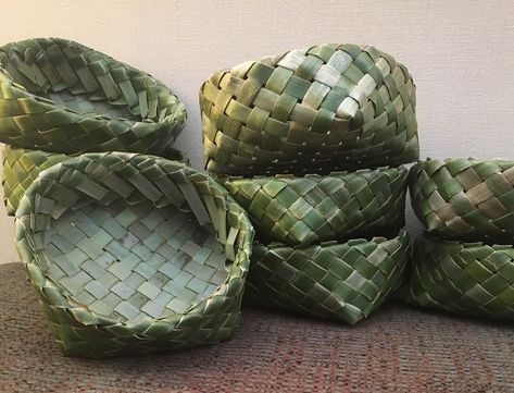 Green Weaving, Lauhala Weaving, Kete Whakairo, Harakeke Weaving, Nature Packaging, Maori Weaving, Ambience Decor, Palm Leaf Baskets, Green Packaging