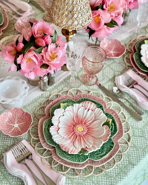 Deborah - Addicted to china | I’m loving my new Famille Rose Fruit Bowl (gifted) and Canton Rose tablecloth from @williamssonoma Here I have used the bowl as a… | Instagram Amanda Lindroth Tablescape, Cute Dishes Sets Dinnerware, Grandmillennial Tablescape, Green And Pink Tablescape, Cute Table Set Up, Pink And Green Tablescapes, Bordallo Pinheiro Table Settings, Cute Plates And Bowls Set, Square Plates Table Setting