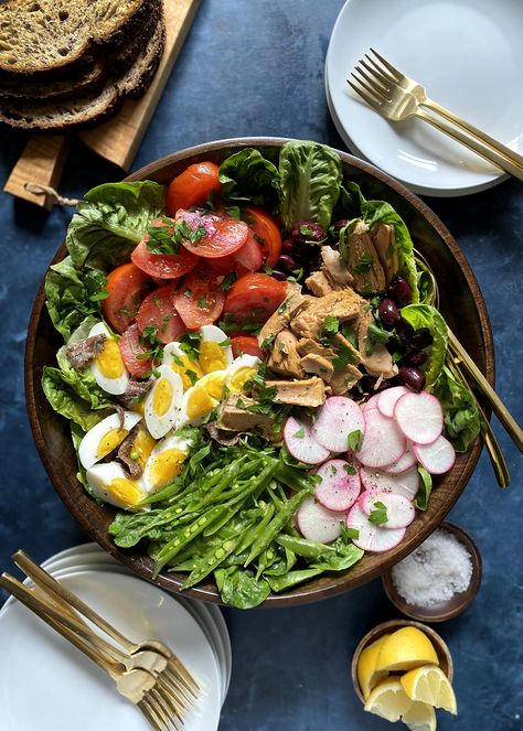 Classic Salade Niçoise Recipe Salad Nicoise, Salads Ideas, Appetizer Cups, Nicoise Salad Recipe, Salad Aesthetic, Salad Appetizer Cups, Sweet Custard, Cream Salad, Salad Appetizer