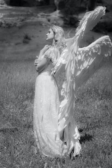 Woman With Angel Wings, Angel Wings Photography, Black And White Costume, Graceful Woman, Angel Wings Costume, Angel Photography, Angel Fashion, Fashion Angels, Halloween Photography