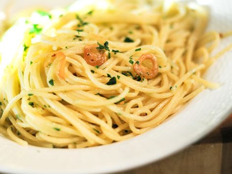 Aglio e Olio (Garlic and Oil Sauce) Basic Pasta Sauce, Garlic Olive Oil Pasta, Aglio E Olio Recipe, Pasta And Sauce, Garlic And Oil, Garlic Pasta Sauce, Spaghetti Aglio E Olio, Serious Eats Recipes, Spaghetti Aglio