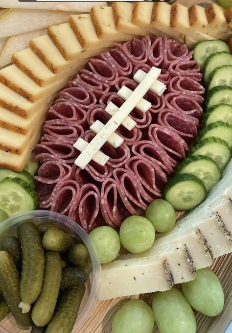 Super Bowl Fruit, Game Day Snacks Football, Football Themed Food, Appetizers Super Bowl, Football Desserts, Party Hosting Tips, Super Bowl Party Food Ideas, Bowl Food Ideas, Super Bowl Food Ideas