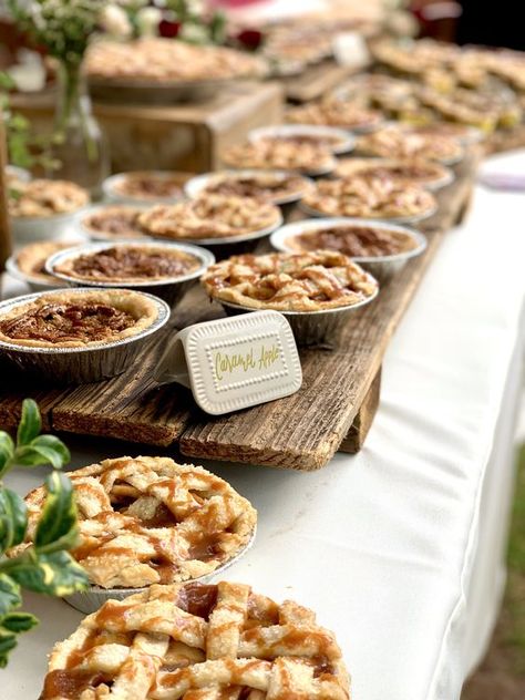 Mini Pie Table Wedding, Mini Pie Bar Wedding, Apple Pie Wedding Cake, Diy Mini Apple Pies, Mini Pies Wedding Display, Mini Pie Wedding Display, Mini Pie Display, Mini Pie Wedding, Mini Pies For Wedding