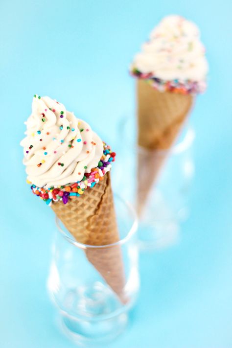 Cheesecake Cones, Blue Macarons, How To Make Cheesecake, Buttercream Recipe, Ice Cream Cones, Waffle Cones, Cookie Ideas, Entertaining Ideas, Ideas Party