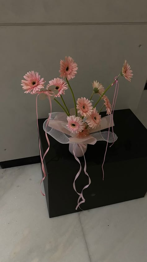 Flower Bucket Ideas, Gerbera Arrangement, Decor Lamaran, Valentine Display, Flower Bouquet Boxes, Cafe Wedding, Gerbera Flower, Flower Bouquet Diy, Flower School