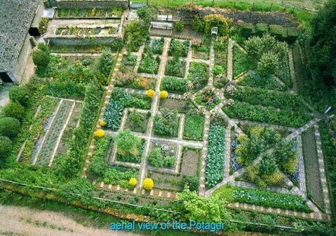 Co Co's Collection: Potager formal vegetable garden Plantarea Legumelor, Parterre Garden, Potager Garden, Urban Farm, Garden Design Layout, Garden Wallpaper, Flower Garden Design, Contemporary Garden, Vegetable Garden Design