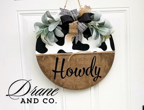 Howdy Door Hanger, Howdy Sign, Cow Door Hanger, Welcome Door Hanger, Wooden Door Hanger, Cow Decor, Wall Hangers, Round Door, Welcome Door