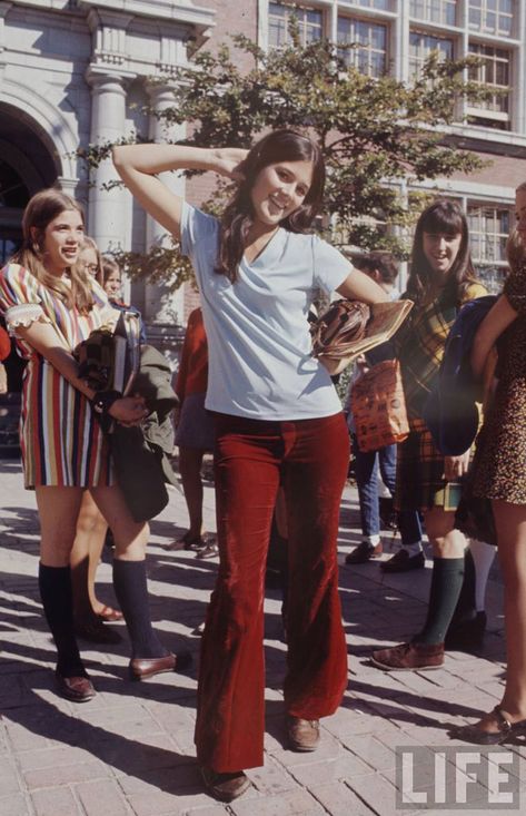 High school fashions (t-shirts and textured pants), LIFE magazine, 1969. Photo by Arthur Shatz. Harry Clarke, School Outfits Highschool, High School Fashion, Feelin Groovy, American Eagle Outfits, Fashion 70s, Estilo Hippie, Look Retro, Magazine Fashion