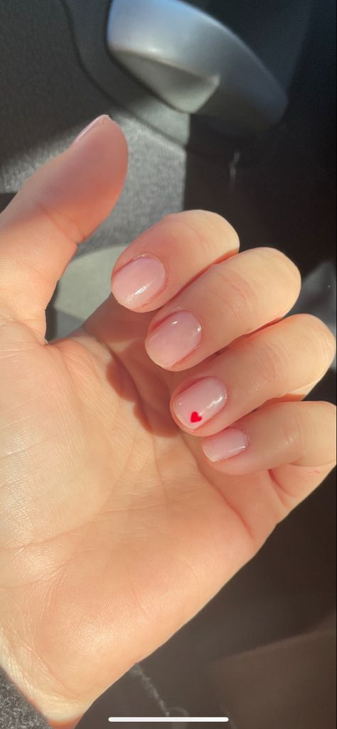 Nude et petit cœur Semi Short Nails, Permanent Nails Design, Semi Nails Ideas, Semi Permanent Nails Ideas, Mail Inspo Simple, Nail Art Unghie Corte, Mail Polish Ideas, Real Short Nails, Semipermanent Nails