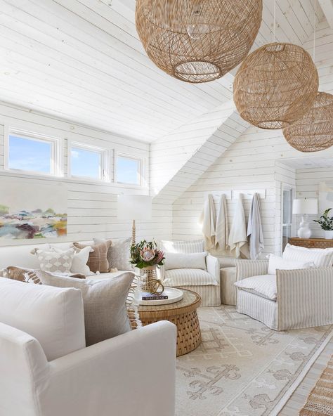 Serena & Lily (@serenaandlily) • Instagram photos and videos Small Beach House Interior, Serena And Lily Living Room, Small Beach Houses, Dream Beach Houses, House Aesthetic, Simple Room, Serena And Lily, Island House, Beach House Interior