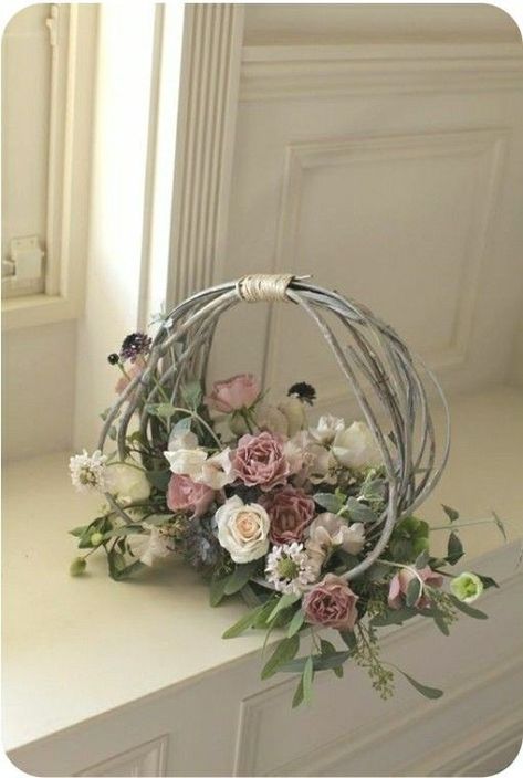 Easter Basket Arrangements Floral, Woodsy Floral Arrangements, Creative Floral Arrangements, Floral Arrangement Ideas, Dekoratívne Vence, Easter Flower Arrangements, Deco Champetre, Ikebana Flower, Small Backyard Ideas