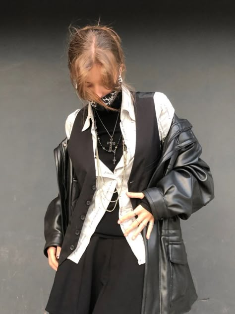 Winter Button Up Shirt Outfit, Sheer Outfit Ideas, Fall Outfits Alt, Punk Rock Outfits For Women, Visual Kei Outfit Ideas, Layering Outfits Aesthetic, Look 80s, T Shirt Outfit, Label M