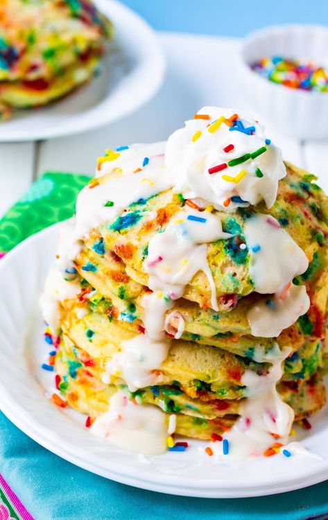 Cupcake Pancakes, Pancakes Ihop, Cake Batter Pancakes, Funfetti Pancakes, Cake Mix Pancakes, Deco Fruit, Funfetti Cake Mix, Vegetarian Cake, Funfetti Cake