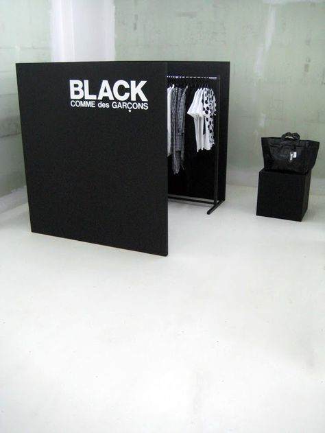 Black Comme des Garcons Store Window Displays, Brand Pop, Retail Inspiration, Retail Concepts, Kiosk Design, Retail Store Design, Retail Interior, Design Innovation, Store Interior