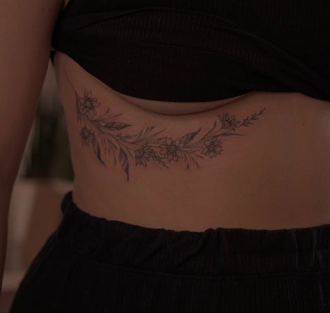 Vine Tattoos For Women On Side, Fine Line Floral Rib Tattoo, Women’s Underboob Tattoo, Unique Ribcage Tattoos For Women, Rib Piece Tattoos For Women, Botanical Rib Tattoo, Feminine Tattoos Thigh, Flower Tattoos Rib Cage, Rib Floral Tattoo