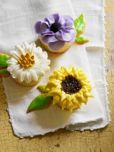 Flower Cupcakes Green Icing, Cupcakes Flores, Cupcake Flowers, Garden Cupcakes, Sunflower Cupcakes, Decorated Cupcakes, Fancy Flowers, Torte Cupcake, Recipe Cover