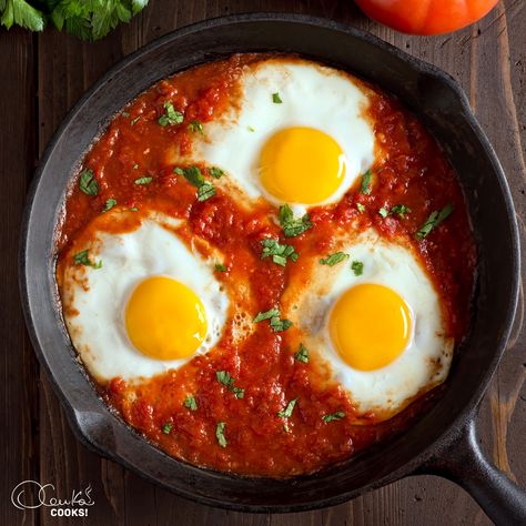 Spanish Eggs: Poached in garlic-infused tomato sauce with oregano, seasoned to perfection, and garnished with fresh parsley. Best Egg Recipes, Easy Baked Beans, Shakshuka Recipes, Bawang Bombay, Fried Eggs, Baked Beans, Baklava, Fried Egg, Egg Recipes