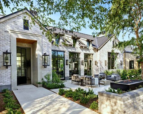 Timeless Farmhouse Style Modern Home - Phoenix, Arizona California Ranch Style Homes Exterior, California Ranch Style Homes, Modern Cottage Homes, Modern Ranch House, Lake Houses Exterior, Farmhouse Architecture, California Wine Country, Ranch Exterior, Modern Rustic Homes