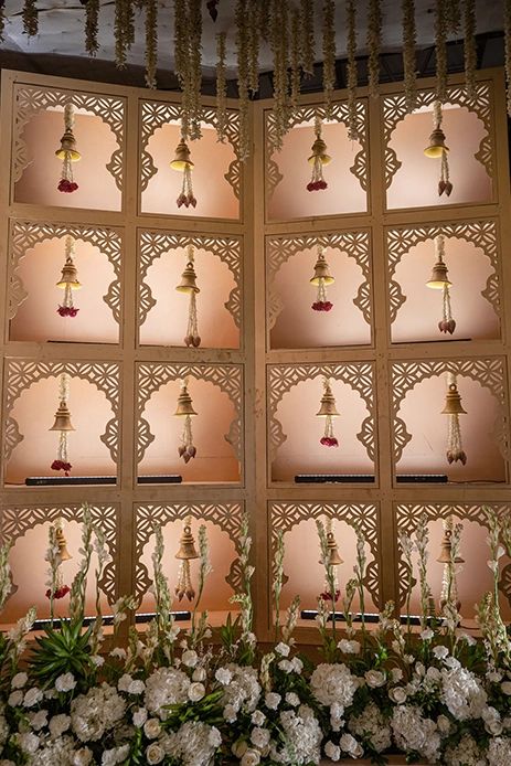 Wedding Traditional Decoration, Royal Themed Wedding Decor, Royal Backdrop Ideas, Mahal Decoration For Ganpati, Tilak Decoration Ideas, Royal Ganpati Decoration, Indian Traditional Wedding Decor, Sheesh Mahal Decor, Indian Royal Wedding Decor