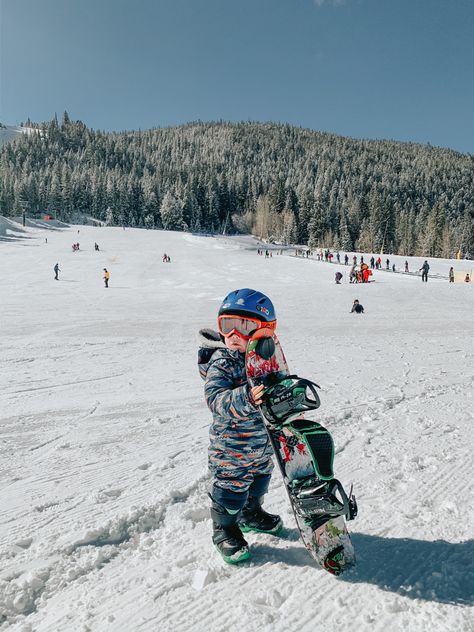 Baby Snowboarding, Family Snowboarding, Snowboarding Couple, Kids Snowboard, Snowboard Pictures, Snowboarding Pictures, Snowboarding Aesthetic, Baby Skiing, Kids Snowboarding