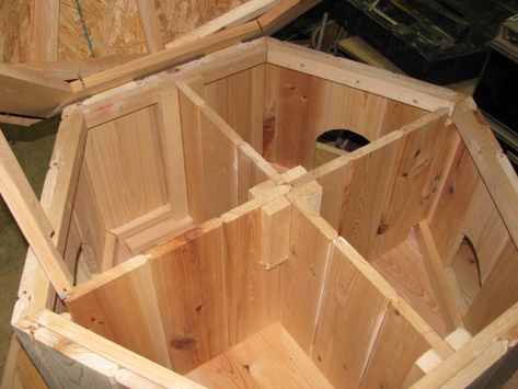 Interior view of Floating Duck Nesting Box with 4 nesting compartments. Comes with hinged roof for easy clean out. Duck House Diy, Duck Nesting, Wood Duck House, Duck House Plans, Duck Houses, Basement Garden, Dove House, Backyard Ducks, Duck Coop