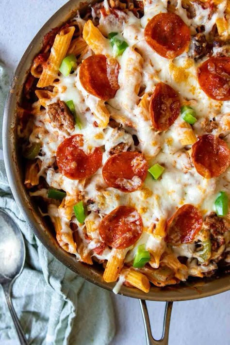 Pizza pasta tastes just like a comforting sausage pepperoni pizza, but as a pasta casserole! Make supreme pizza pasta skillet with simple, adaptable ingredients and enjoy in under 30 minutes. Pizza Pasta recipe – quick weeknight dinner!Supreme pizza pasta bake makes a quick weeknight dinner the whole family is guaranteed to love! In under 30 minutes sit down to a warm, bubbly cheesy pasta casserole loaded with pepperoni, sausage, peppers, and onions.Like walking taco casserole and sk… Supreme Pizza Pasta, Gf Dinner Ideas, Easy Fast Meals, Pizza Pasta Recipe, Orange Sauce Recipe, Pizza Dishes, Pizza Pasta Bake, Gf Pasta, Pasta Skillet