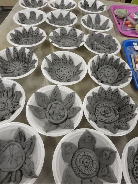 Elementary Art Lessons, Clay Projects For Kids, Clay Lesson, Hantverk Diy, Kids Clay, 4th Grade Art, Kids Pottery, Tanah Liat, Elementary Art Projects