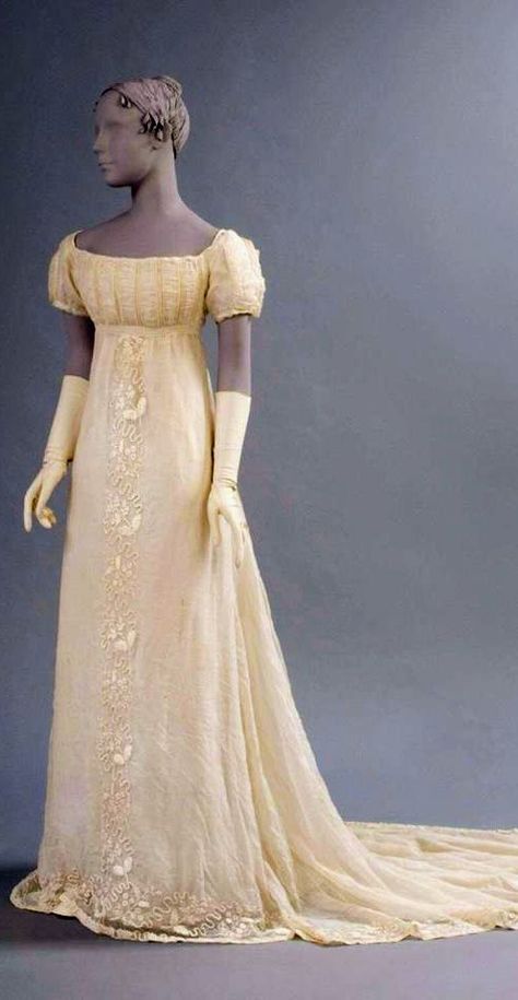 Yellow Regency Gown, Empire Dress 1800s, 1820s Dress Ball Gowns, Bridergton Outfit Aesthetic, 1810s Wedding Dress, Regency Era Costume, Regency Womens Fashion, Yellow Regency Dress, Gold Regency Dress