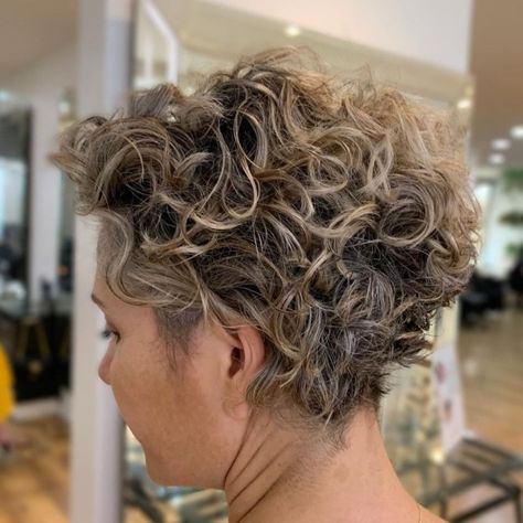 Pixie Cut Wavy Hair, Curly Stacked Bobs, Curly Pixie Cut, Short Curly Hairstyles For Women, Curly Pixie Hairstyles, Curly Pixie Haircuts, Grey Curly Hair, Bob Haircut Curly, Stacked Bob