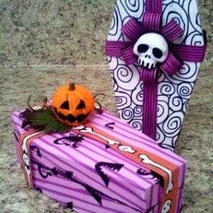 Nightmare Before Christmas: Small Gift Box | Halloween Forum Nightmare Before Christmas Gift Basket, Tim Burton Christmas, Tim Burton Party, Nightmare Before Christmas Decor, Nightmare Before Christmas Party, Moldes Halloween, Nightmare Before Christmas Tree, Nightmare Before Christmas Gifts, Halloween Forum