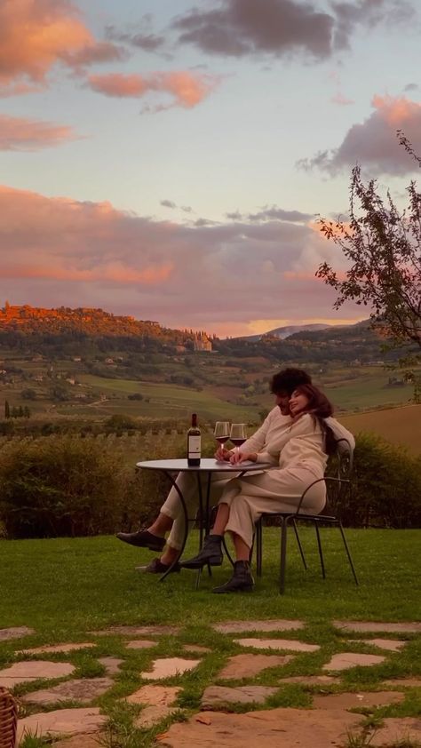 Toscana Italia, Fotografi Digital, A Bottle Of Wine, Italy Aesthetic, Bottle Of Wine, Tuscany Italy, Alam Yang Indah, Future Life, Couple Aesthetic