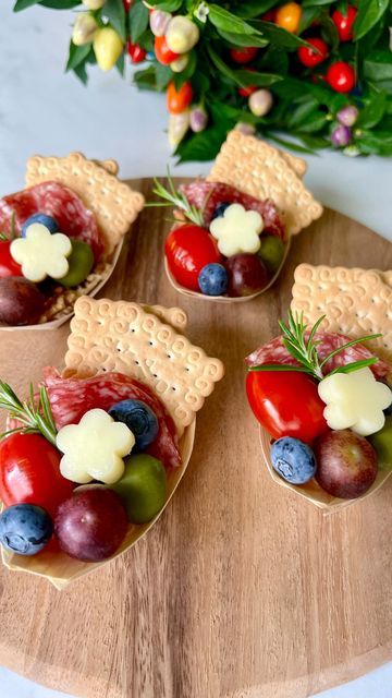 Boat Party Food Ideas, Charcuterie Boats Ideas, Fruit Boats, Charcuterie Boats, Charcuterie Snacks, Antipasto Plate, Boat Snacks, Mini Charcuterie, Peaceful Evening